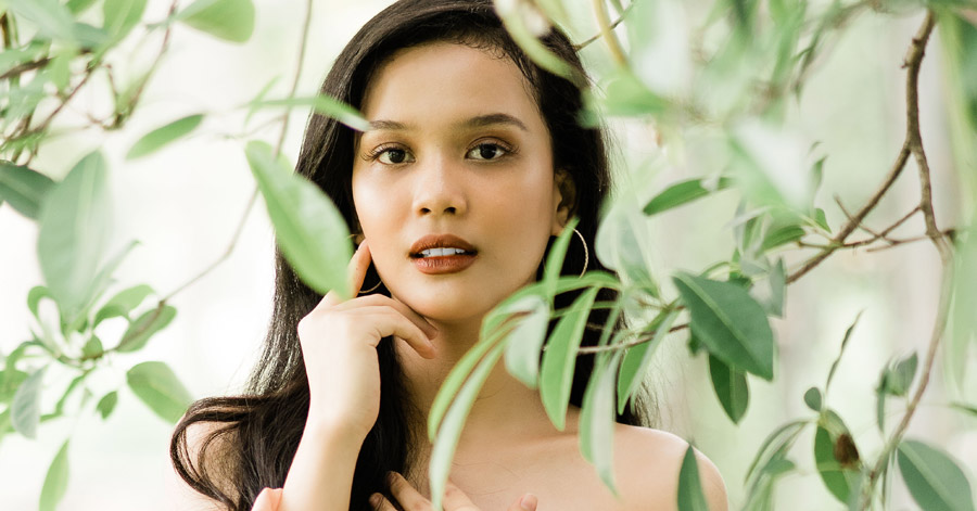 filipina and leaves