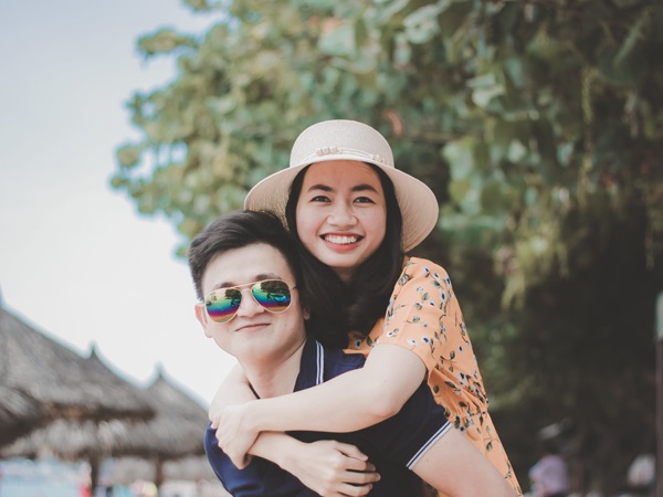 Woman on a man’s shoulders