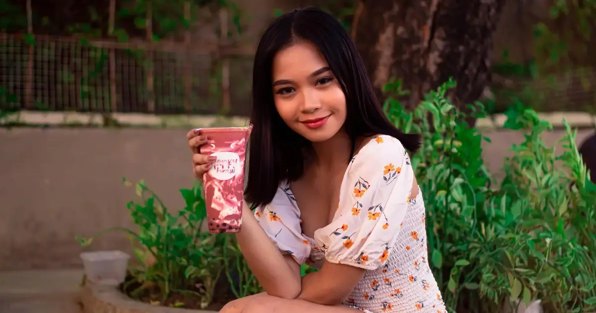 A woman holding a  cup of milk tea.